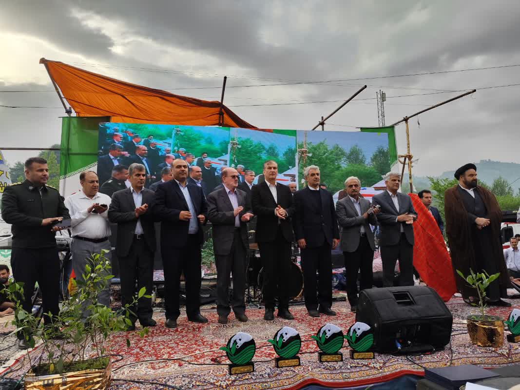 نخستین جشنواره برداشت برگ سبز چای در شهرستان لنگرود برگزار شد
